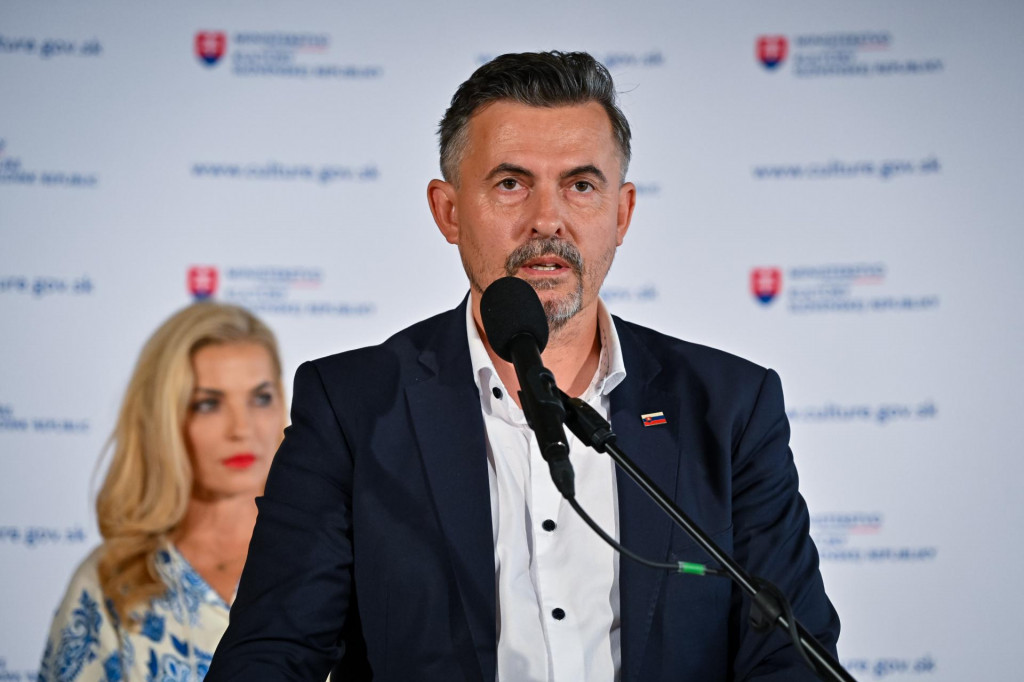Sprava odvolan&yacute; gener&aacute;lny tajomn&iacute;k služobn&eacute;ho &uacute;radu rezortu kult&uacute;ry Luk&aacute;&scaron; Machala a ministerka kult&uacute;ry Martina &Scaron;imkovičov&aacute; (nominantka SNS). FOTO: TASR/Pavol Zachar