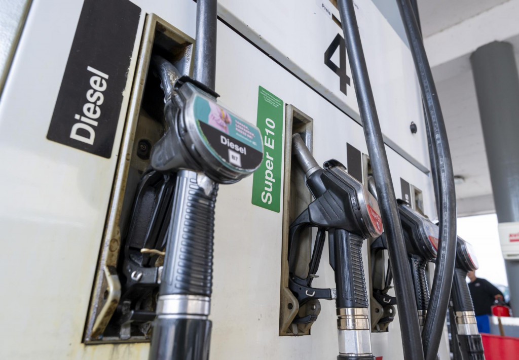 Drah&aacute; ropa zvy&scaron;uje ceny pal&iacute;v a p&ocirc;sob&iacute; aj na celkov&uacute; infl&aacute;ciu.

FOTO: TASR/ DPA