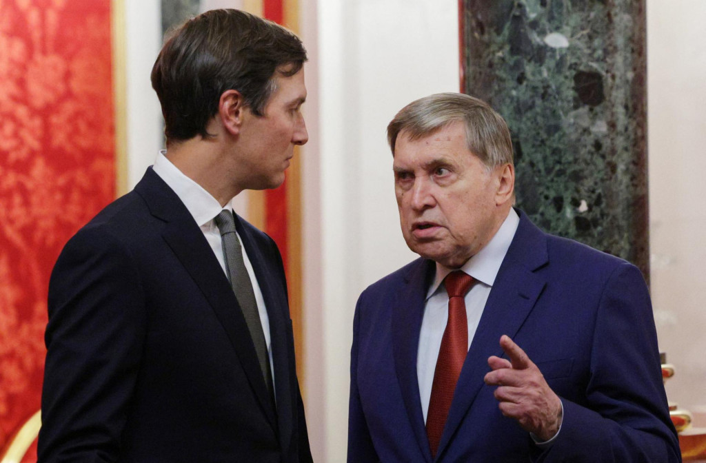 Jared Kushner, zať americk&eacute;ho prezidenta Donalda Trumpa, poč&uacute;va poradcu Kremľa pre zahraničn&uacute; politiku Jurija U&scaron;akova. FOTO: Reuters