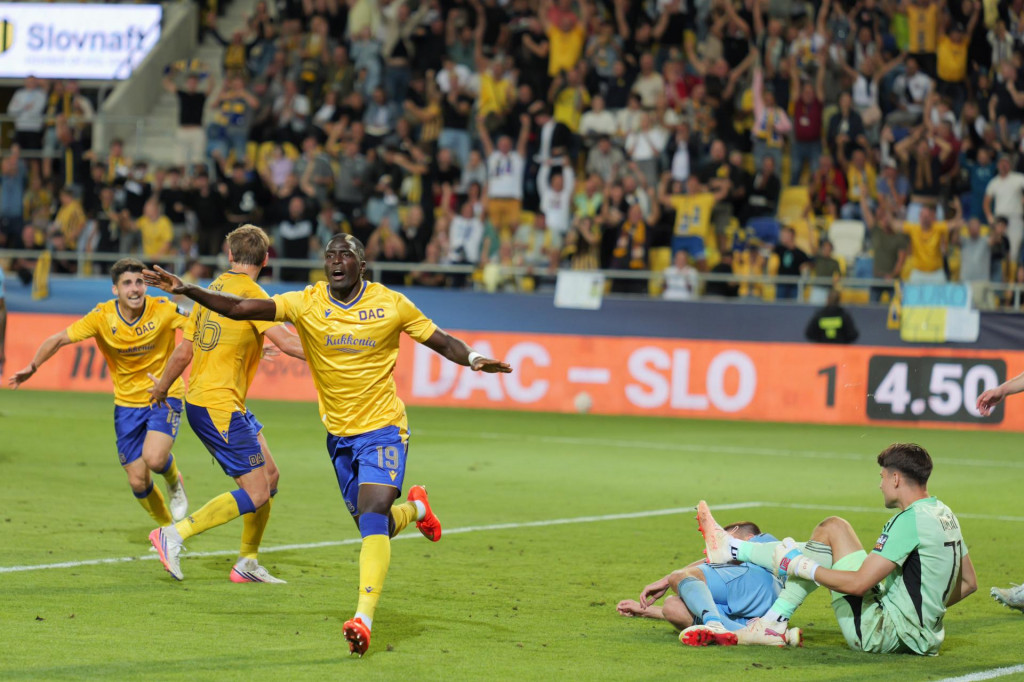Na sn&iacute;mke hr&aacute;č Alioune Sylla (DAC) sa te&scaron;&iacute; z g&oacute;lu počas z&aacute;pasu 7. kola futbalovej Nik&eacute; ligy FC DAC 1904 Dunajsk&aacute; Streda - &Scaron;K Slovan Bratislava v Dunajskej Strede v sobotu 5. septembra 2026. FOTO TASR - Ľubo&scaron; Pilc *** Local Caption *** g&oacute;l radosť FOTO: Ľubo&scaron; Pilc