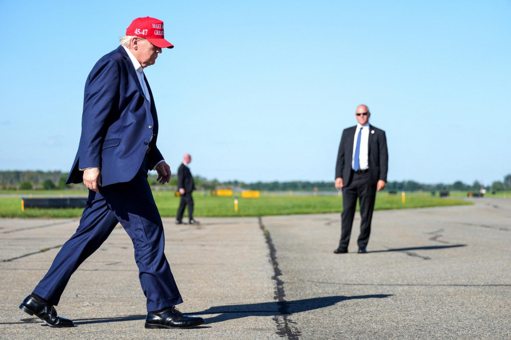 Trump v utorok uviedol, že americk&aacute; vl&aacute;da prestane do svojich dlhodob&yacute;ch dod&aacute;vateľsk&yacute;ch zml&uacute;v zaraďovať v&yacute;robky poch&aacute;dzaj&uacute;ce z Kanady. FOTO: Reuters