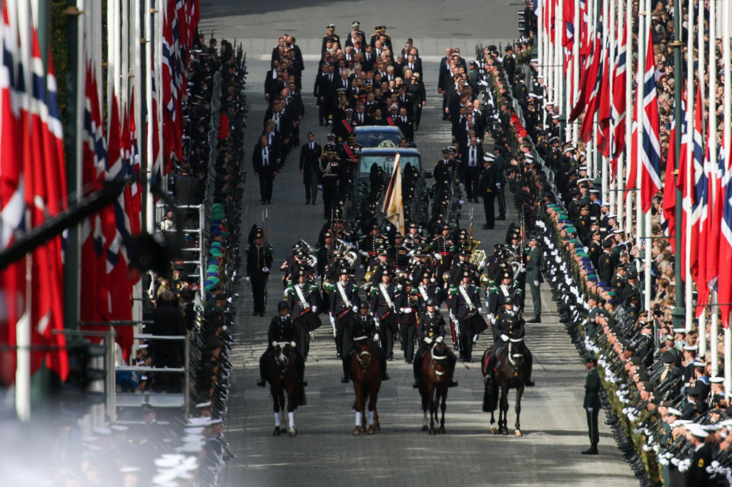 Rakva n&oacute;rskeho kr&aacute;ľa Haralda V. počas pohrebn&eacute;ho sprievodu z kr&aacute;ľovsk&eacute;ho pal&aacute;ca do katedr&aacute;ly v Osle. FOTO: Reuters