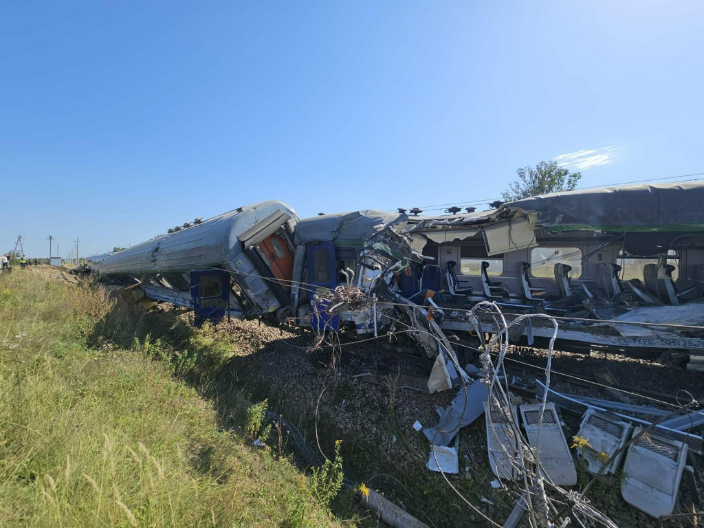 V Mazovskom vojvodstve sa zrazilo n&aacute;kladn&eacute; auto a vlak PKP Intercity. FOTO: X/Poľsk&aacute; &scaron;t&aacute;tna hasičsk&aacute; služba