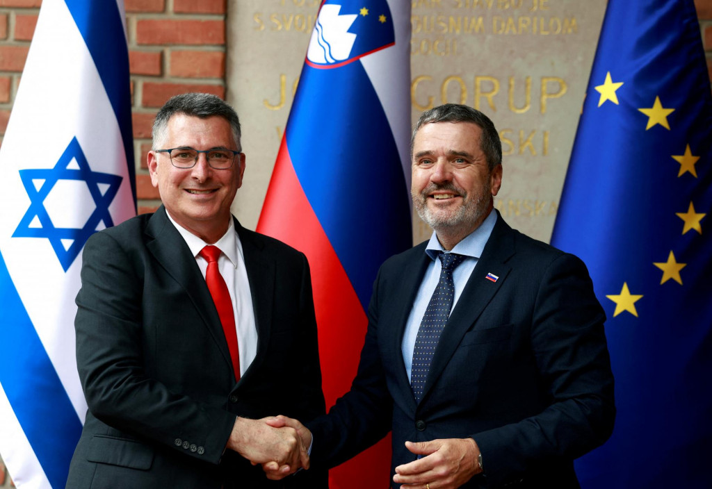Izraelsk&yacute; minister zahraničn&yacute;ch vec&iacute; Gideon Saar sa v Ľubľane stretol so slovinsk&yacute;m kolegom Toneom Kajzerom. FOTO: Reuters