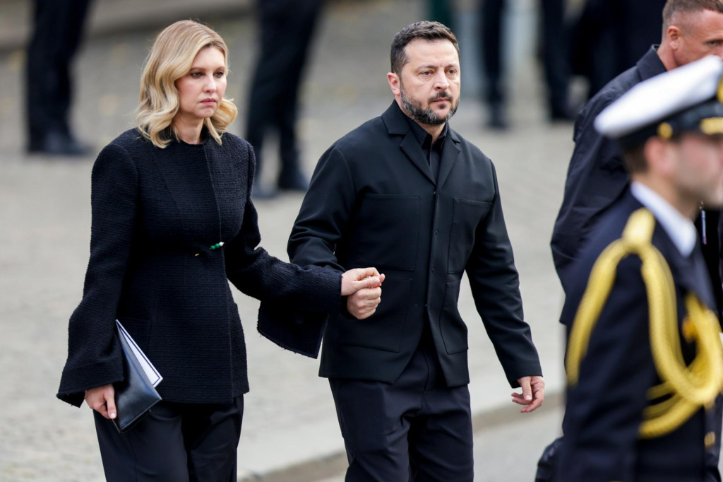 Ukrajinsk&yacute; prezident Volodymyr Zelenskyj a jeho manželka Olena kr&aacute;čaj&uacute; v sm&uacute;točnom sprievode za rakvou s pozostatkami zosnul&eacute;ho n&oacute;rskeho kr&aacute;ľa Haralda V. FOTO: TASR/AP
