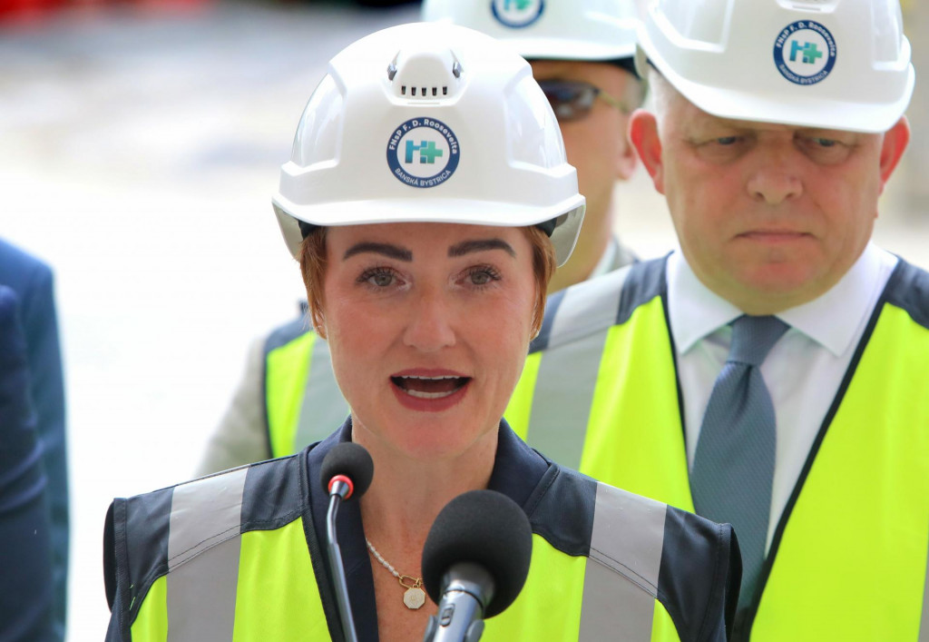 Na sn&iacute;mke v strede riaditeľka Rooseveltovej nemocnice Miriam Lapun&iacute;kov&aacute;.

FOTO: TASR/ J. Kro&scaron;l&aacute;k