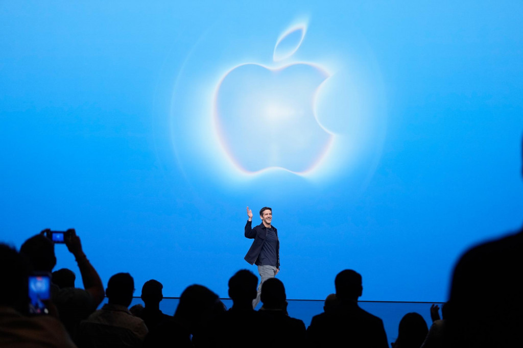 V&yacute;konn&yacute; riaditeľ spoločnosti Apple John Ternus m&aacute;va z p&oacute;dia počas predstavenia noviniek v kalifornskom Cupertine. FOTO TASR/AP
