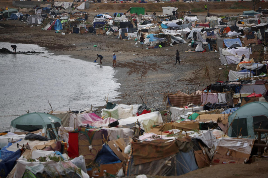Stany stoja pozdĺž pl&aacute;že Trampolin Beach po ned&aacute;vnom hromadnom prekročen&iacute; hran&iacute;c migrantov z Maroka do Ceuty. FOTO: Reuters