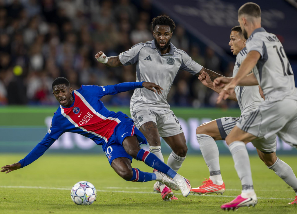Hr&aacute;či Slovana sprava Kenan Bajrič, Svetozar Markovič, Sandro Cruz a hr&aacute;č Par&iacute;ža St. Germain Ousmane Demb&eacute;l&eacute; bojuj&uacute; o loptu počas z&aacute;pasu 1. kola ligovej f&aacute;zy Ligy majstrov vo futbale Par&iacute;ž St. Germain - &Scaron;K Slovan Bratislava v Par&iacute;ži. FOTO: TASR/Martin Baumann