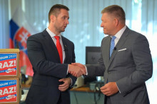 Milan Uhr&iacute;k a Robert Fico spolu vyz&yacute;vali ľud&iacute; na referendum. FOTO: FB Smeru