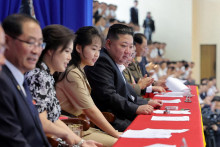 Severok&oacute;rejsk&yacute; vodca Kim Čong-un v sprievode svojej dc&eacute;ry Kim Ču Ae a manželky Ri Sol Ču. FOTO: Reuters/KCNA