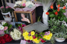 Na lavičke pri pam&auml;tn&iacute;ku zosnulej Diany, princeznej z Walesu, ležali kvetinov&eacute; dary pri pr&iacute;ležitosti 29. v&yacute;ročia jej &uacute;mrtia. FOTO: Reuters