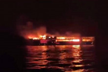 Požiar vypukol v stredu večer, keď sa trajekt M/V June Aster nach&aacute;dzal približne 2,2 kilometra od pobrežia. FOTO: REUTERS