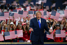 Odkiaľ by na to Trump vzal potrebn&eacute; prostriedky, nepovedal, uviedol len, že USA zar&aacute;baj&uacute; &bdquo;tak veľa peňaz&iacute;&ldquo;. FOTO: REUTERS