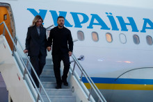 Ukrajinsk&yacute; prezident Volodymyr Zelenskyj a jeho manželka Olena Zelensk&aacute; vystupuj&uacute; z lietadla po ich pr&iacute;lete na letisko v kanadskom Calgary. FOTO: TASR/AP