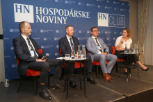 Zľava v&yacute;konn&yacute; riaditeľ Klubu 500 Tibor Gregor, prezident Finančnej spr&aacute;vy Jozef Kiss, riaditeľ odboru prierezov&yacute;ch iniciat&iacute;v N&aacute;rodnej banky Slovenska Branislav Reľovsk&yacute; a &scaron;&eacute;fredaktorka Hospod&aacute;rskych nov&iacute;n Marcela &Scaron;imkov&aacute;. FOTO: HN/Peter Mayer