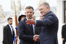 Premi&eacute;ri kraj&iacute;n V4 Robert Fico a P&eacute;ter Magyar (Maďarsko). FOTO: TASR/Pavel Neubauer