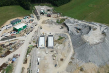 Na tuneli Okruhliak sa bl&iacute;žia stroje k prerazeniu pri druhej r&uacute;re. FOTO: Facebook/NDS