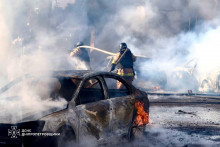 Hasiči zasahuj&uacute; v meste Pavlohrad na Ukrajine. FOTO: Reuters