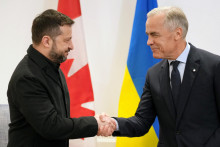 Ukrajinsk&yacute; prezident Volodymyr Zelenskyj s kanadsk&yacute;m premi&eacute;rom Markom Carneym v Calgary. FOTO: Reuters