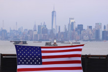 Americk&aacute; vlajka a v&yacute;&scaron;kov&eacute; budovy počas spomienkovej sl&aacute;vnosti Newyorsk&eacute;ho hasičsk&eacute;ho zboru pri pr&iacute;ležitosti 25. v&yacute;ročia teroristick&eacute;ho &uacute;toku z 11. septembra v New Yorku. FOTO: TASR/AP