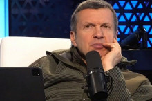 Viditeľne ustarosten&yacute; Vladimir Solovjov pros&iacute; o viac div&aacute;ckej priazne. FOTO: Screenshot zo Solovjovho programu &Uacute;pln&yacute; kontakt