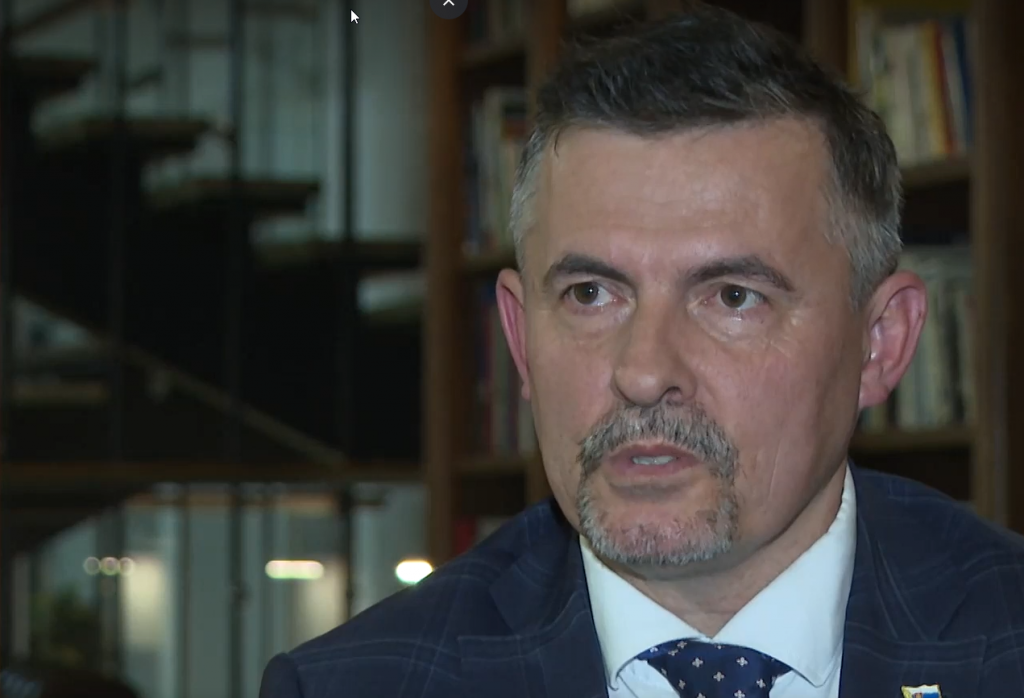 Dnes už b&yacute;val&yacute; gener&aacute;lny tajomn&iacute;k služobn&eacute;ho &uacute;radu ministerstva kult&uacute;ry Luk&aacute;&scaron; Machala v rel&aacute;cii RTVS Report&eacute;ri FOTO: reprofoto/RTVS