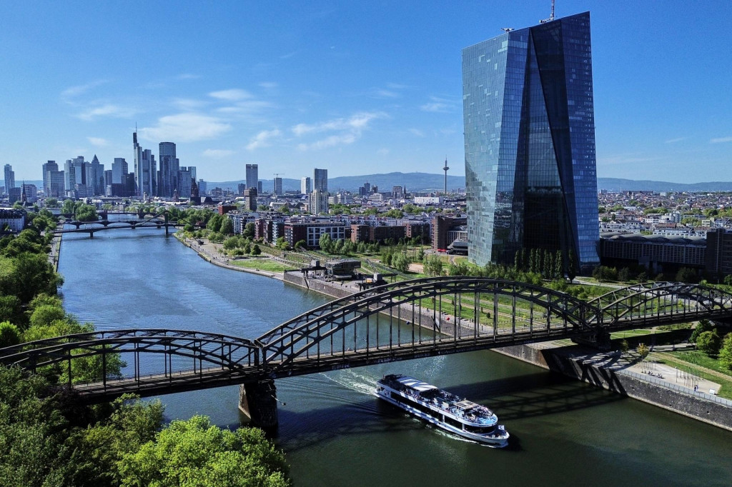 Prezidentka ECB Christine Lagardov&aacute; dobre vie, že zv&yacute;&scaron;en&iacute;m eurov&yacute;ch &uacute;rokov zdražovaniu energi&iacute; nezabr&aacute;ni. FOTO: TASR/AP