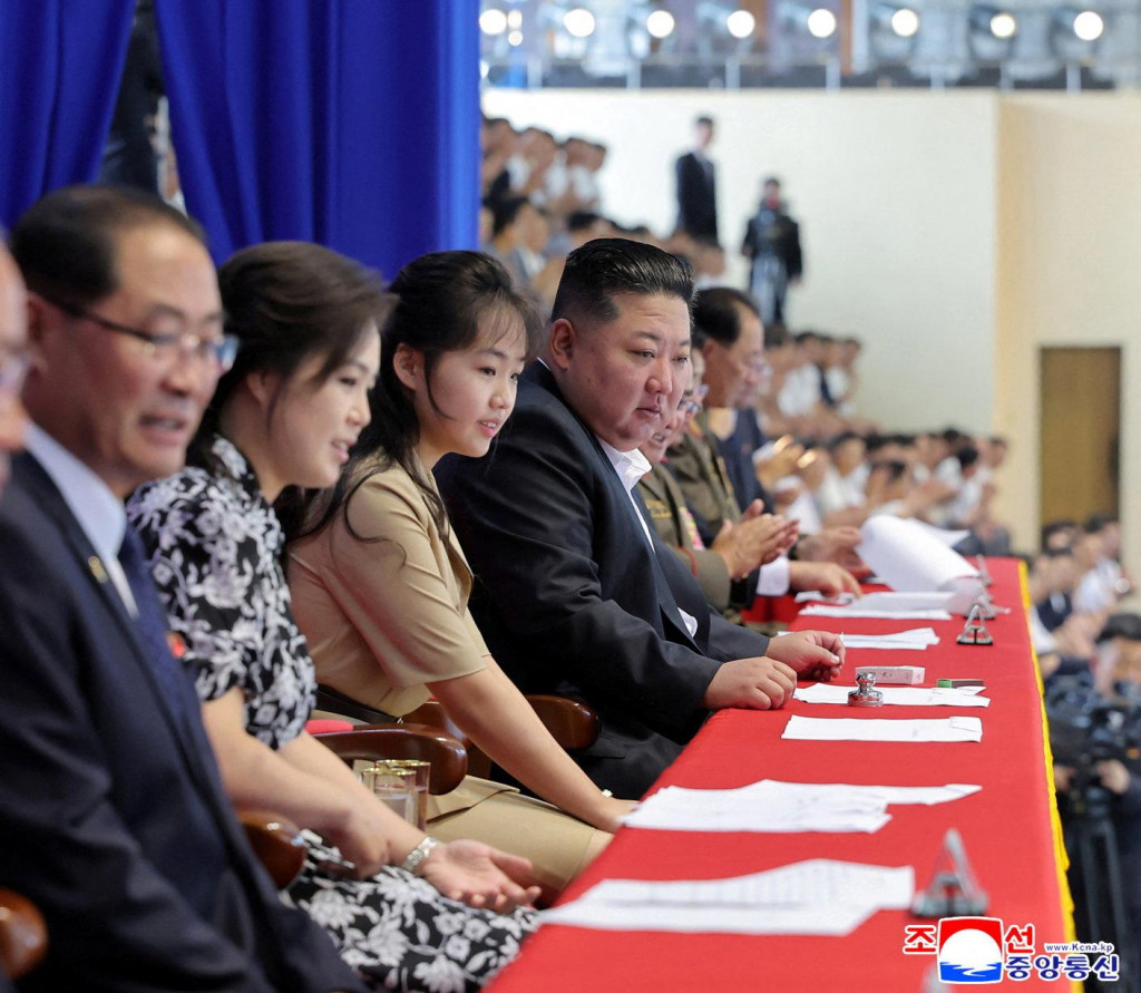 Severok&oacute;rejsk&yacute; vodca Kim Čong-un v sprievode svojej dc&eacute;ry Kim Ču Ae a manželky Ri Sol Ču. FOTO: Reuters/KCNA