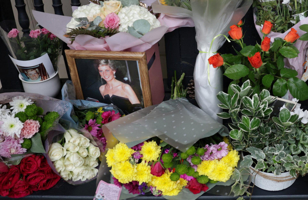 Na lavičke pri pam&auml;tn&iacute;ku zosnulej Diany, princeznej z Walesu, ležali kvetinov&eacute; dary pri pr&iacute;ležitosti 29. v&yacute;ročia jej &uacute;mrtia. FOTO: Reuters