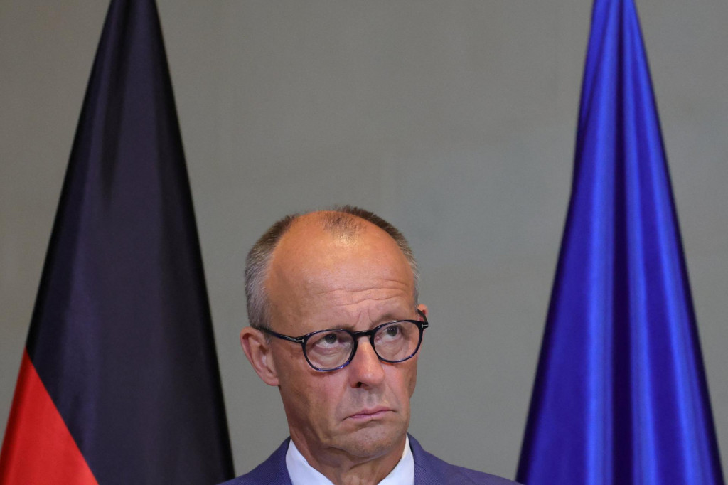 Vl&aacute;da kancel&aacute;ra Friedricha Merza čel&iacute; opakovane kritike, že časť finančn&yacute;ch zdrojov z&iacute;skan&yacute;ch vďaka uvoľneniu dlhov&yacute;ch pravidiel využ&iacute;va na krytie bežn&yacute;ch v&yacute;davkov. FOTO: Reuters
