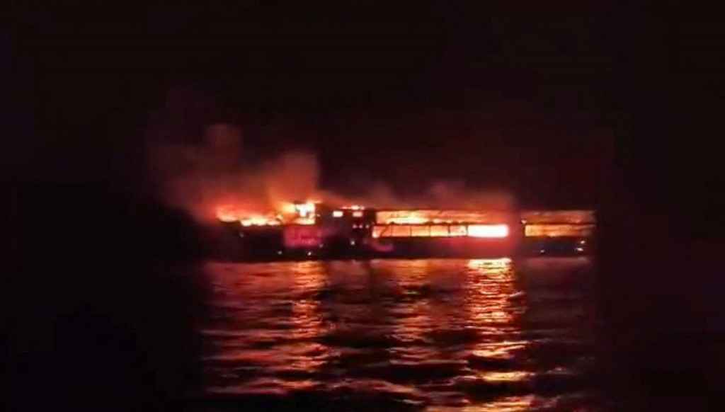 Požiar vypukol v stredu večer, keď sa trajekt M/V June Aster nach&aacute;dzal približne 2,2 kilometra od pobrežia. FOTO: REUTERS