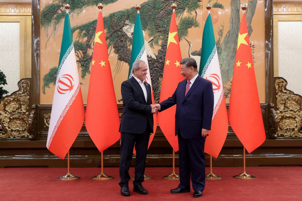Ir&aacute;nsky prezident Mas&uacute;d Peze&scaron;kj&aacute;n a č&iacute;nsky prezident Si Ťin-pching si pod&aacute;vaj&uacute; ruky počas stretnutia v Pekingu v Č&iacute;ne 2. septembra 2025. FOTO: Reuters