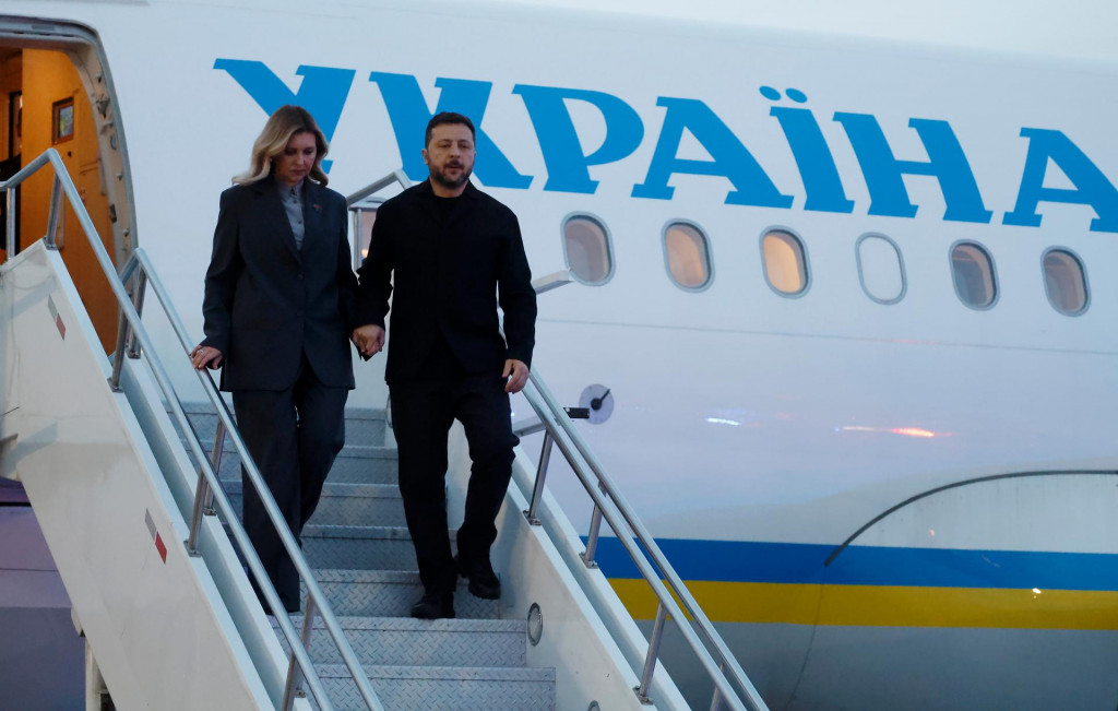 Ukrajinsk&yacute; prezident Volodymyr Zelenskyj a jeho manželka Olena Zelensk&aacute; vystupuj&uacute; z lietadla po ich pr&iacute;lete na letisko v kanadskom Calgary. FOTO: TASR/AP