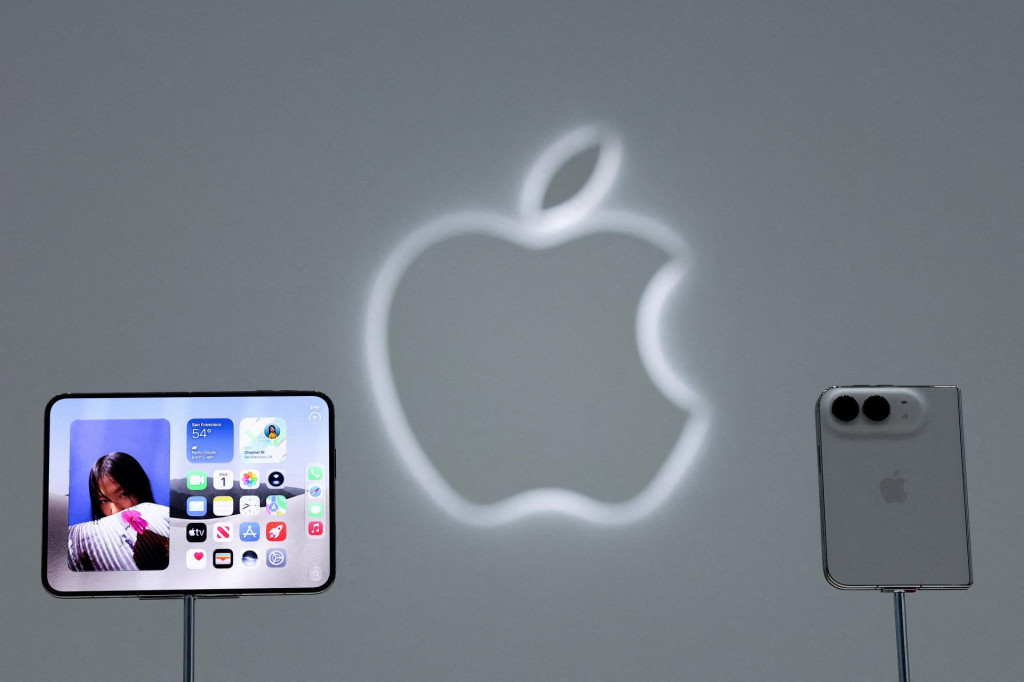 Model iPhone Duo bude konkurovať Samsungu Galaxy Z Fold8. FOTO: Reuters