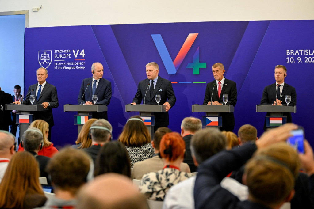 Poľsk&yacute; premi&eacute;r Donald Tusk, &iacute;rsky premi&eacute;r Miche&aacute;l Martin, slovensk&yacute; premi&eacute;r Robert Fico, česk&yacute; premi&eacute;r Andrej Babi&scaron; a maďarsk&yacute; premi&eacute;r P&eacute;ter Magyar. FOTO: Reuters