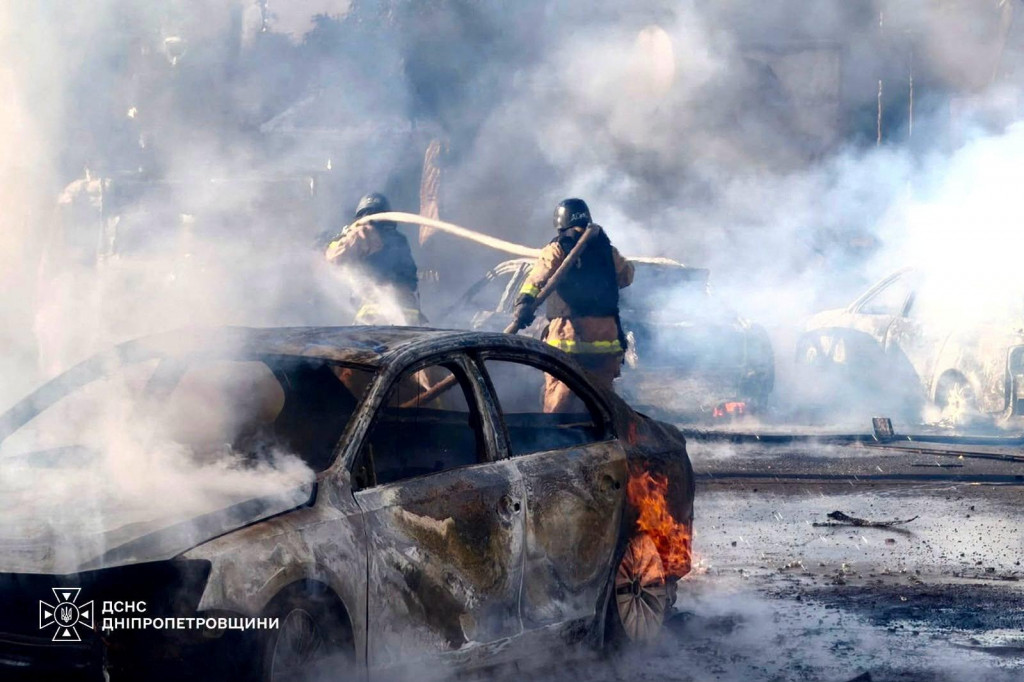 Hasiči zasahuj&uacute; v meste Pavlohrad na Ukrajine. FOTO: Reuters