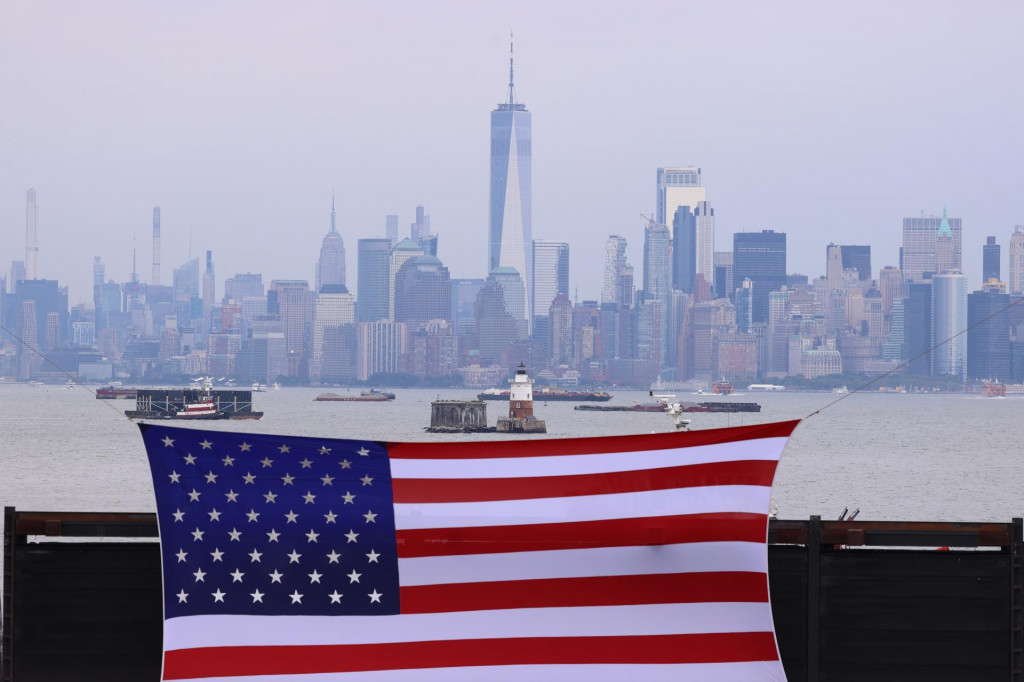 Americk&aacute; vlajka a v&yacute;&scaron;kov&eacute; budovy počas spomienkovej sl&aacute;vnosti Newyorsk&eacute;ho hasičsk&eacute;ho zboru pri pr&iacute;ležitosti 25. v&yacute;ročia teroristick&eacute;ho &uacute;toku z 11. septembra v New Yorku. FOTO: TASR/AP