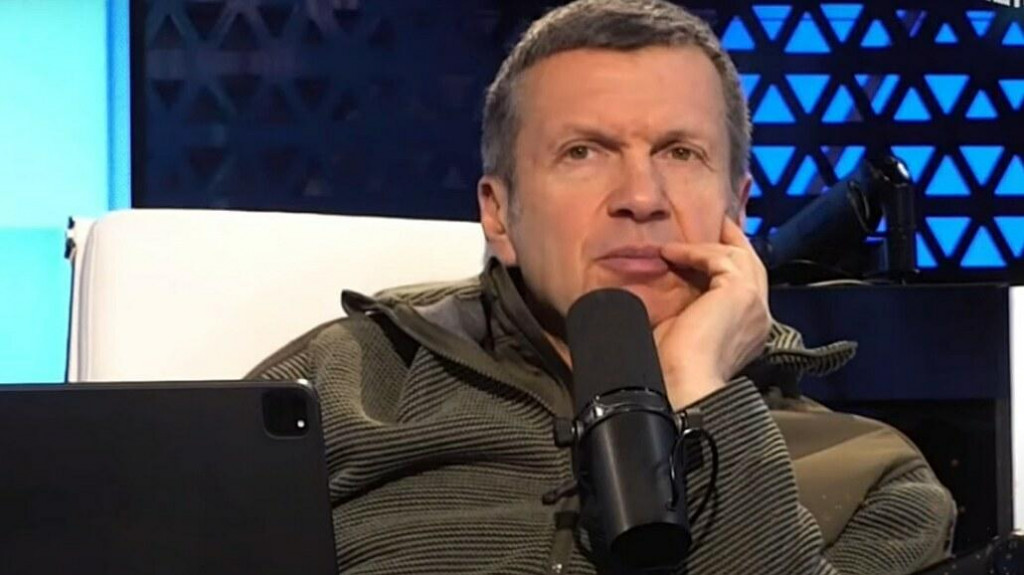 Viditeľne ustarosten&yacute; Vladimir Solovjov pros&iacute; o viac div&aacute;ckej priazne. FOTO: Screenshot zo Solovjovho programu &Uacute;pln&yacute; kontakt
