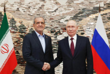 JB 36 Bi&scaron;kek - Rusk&yacute; prezident Vladimir Putin (vpravo) a ir&aacute;nsky prezident Mas&uacute;d Peze&scaron;kij&aacute;n. FOTO: TASR/AP