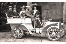 Historick&aacute; sn&iacute;mka, ktor&aacute; zachyt&aacute;va prv&yacute; automobil u Colloredo-Mansfeldovcov.