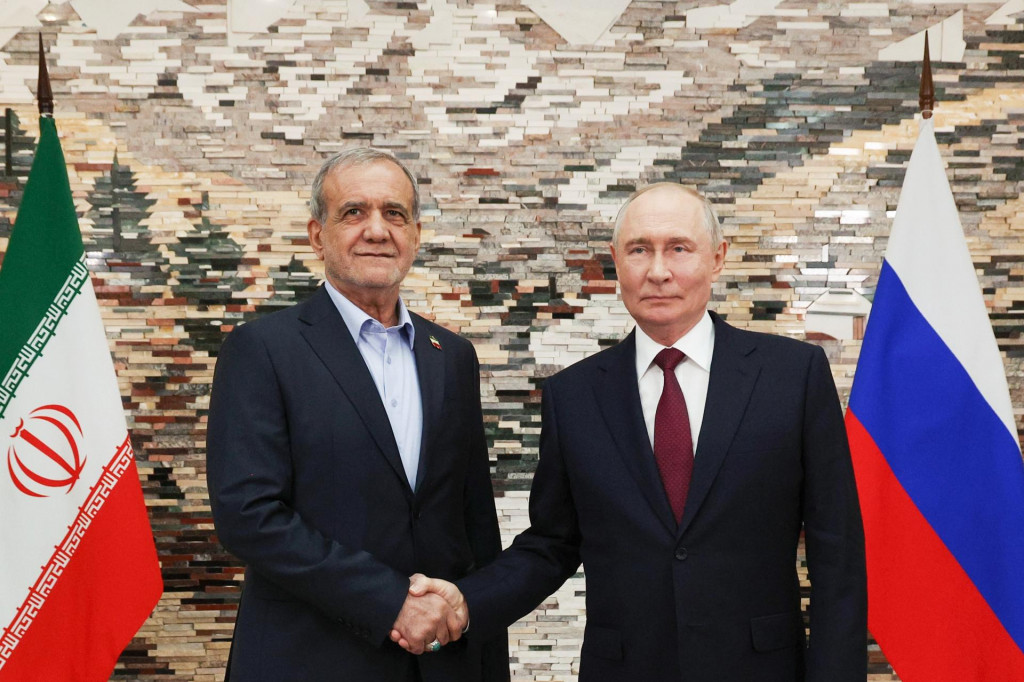 JB 36 Bi&scaron;kek - Rusk&yacute; prezident Vladimir Putin (vpravo) a ir&aacute;nsky prezident Mas&uacute;d Peze&scaron;kij&aacute;n. FOTO: TASR/AP