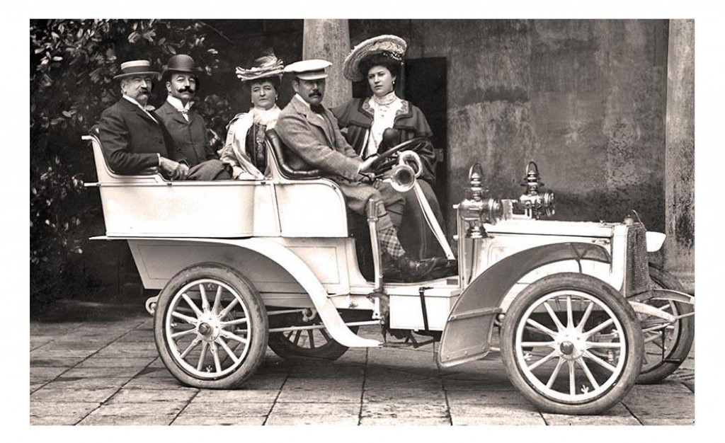 Historick&aacute; sn&iacute;mka, ktor&aacute; zachyt&aacute;va prv&yacute; automobil u Colloredo-Mansfeldovcov.