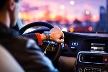 Pri viacčlenn&yacute;ch dom&aacute;cnostiach s autom podľa prieskumu &scaron;of&eacute;ruj&uacute; viac muži (78 percent), zatiaľ čo ženy sadaj&uacute; za volant v polovici pr&iacute;padov. FOTO: Dreamstime