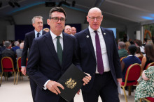 Premi&eacute;r Andy Burnham a &scaron;k&oacute;tsky prv&yacute; minister John Swinney. FOTO: Reuters