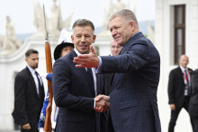 Premi&eacute;ri kraj&iacute;n Vy&scaron;ehradskej &scaron;tvorky Robert Fico a P&eacute;ter Magyar počas priv&iacute;tania pred ich rokovan&iacute;m v r&aacute;mci form&aacute;tu V4. FOTO: TASR/Pavel Neubauer