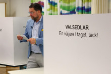 L&iacute;der krajne pravicovej strany &Scaron;v&eacute;dski demokrati Jimmy &Aring;kesson odovzd&aacute;va svoj hlas v predstihu pred nedeľn&yacute;mi parlamentn&yacute;mi voľbami v &scaron;tokholmskej &scaron;tvrti Rinkeby. FOTO: Reuters