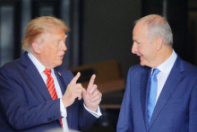 Americk&yacute; prezident Donald Trump (vľavo) sa rozpr&aacute;va s &iacute;rskym premi&eacute;rom Miche&aacute;lom Martinom pri odchode po ich stretnut&iacute; v &iacute;rskom Dubline. FOTO: TASR/AP