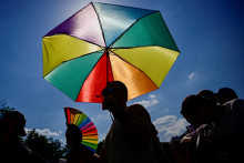 Organiz&aacute;cia na ochranu pr&aacute;v LGBTQ+ ľud&iacute; Kaos GL uviedla, že pol&iacute;cia zadržala viac ako desať jej členov, ktor&yacute;m prehľadala domy či byty. FOTO: Reuters