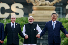 Zľava rusk&yacute; prezident Vladimir Putin, indick&yacute; premi&eacute;r Nar&eacute;ndra M&oacute;d&iacute; a č&iacute;nsky prezident Si Ťin-pching p&oacute;zuj&uacute; počas spoločn&eacute;ho fotenia na summite l&iacute;drov zoskupenia BRICS v indickom Na&iacute; Dill&iacute;. FOTO: TASR/AP